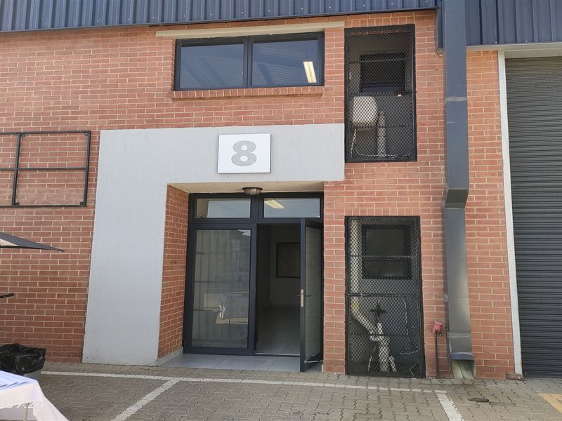 191m2  Warehouse  - TO LEASE - Photo 3