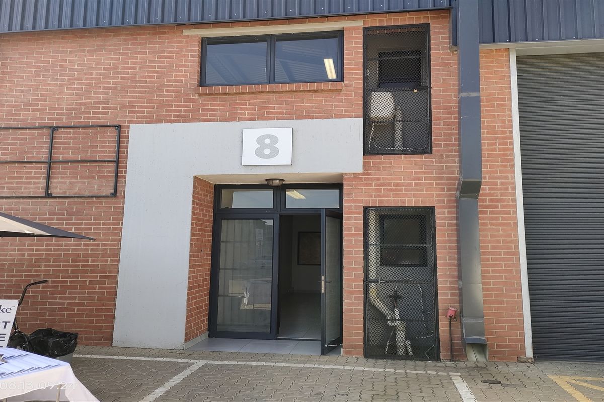 191m2  Warehouse  - TO LEASE - Photo 3