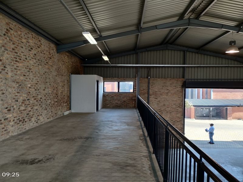 191m2  Warehouse  - TO LEASE - Photo 9