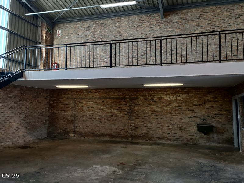 191m2  Warehouse  - TO LEASE - Photo 8