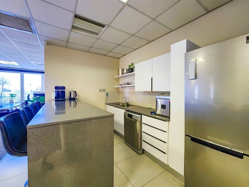 Functional 213m2 Office to Let in Fourways - Photo 10