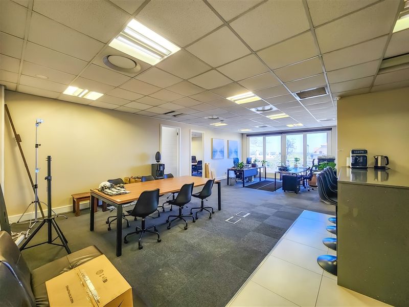 Functional 213m2 Office to Let in Fourways - Photo 9