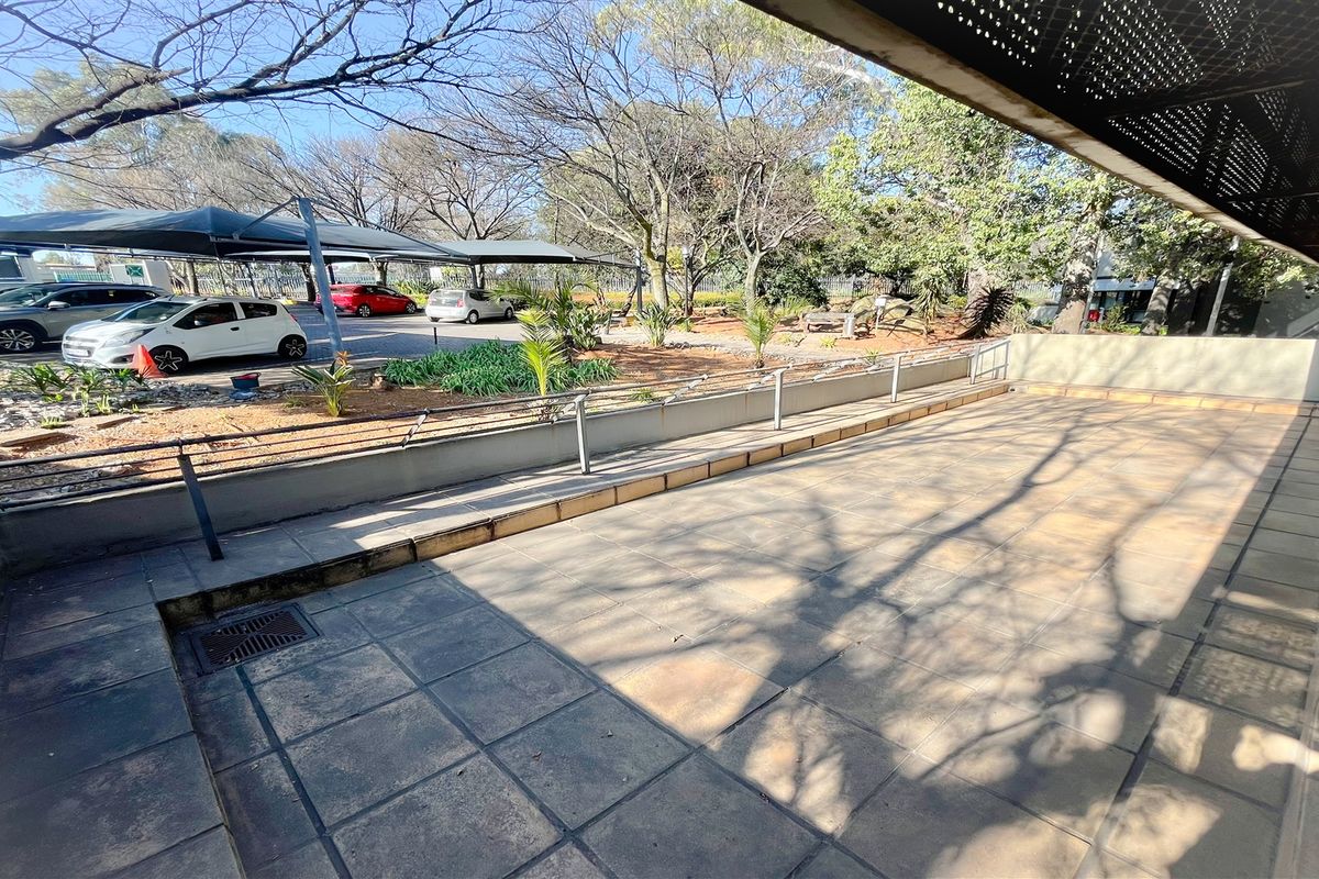 226m2 office space to let in Bedfordview - Photo 5