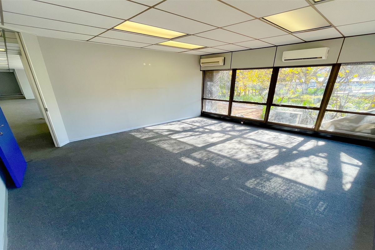 226m2 office space to let in Bedfordview - Photo 4