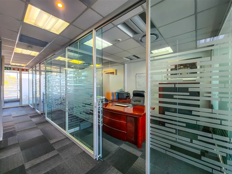 308m2 Office to Let in Design Quarter - Photo 10