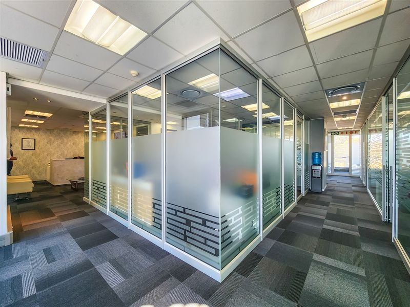 308m2 Office to Let in Design Quarter - Photo 9