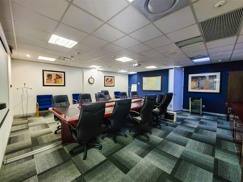 308m2 Office to Let in Design Quarter - Photo 7