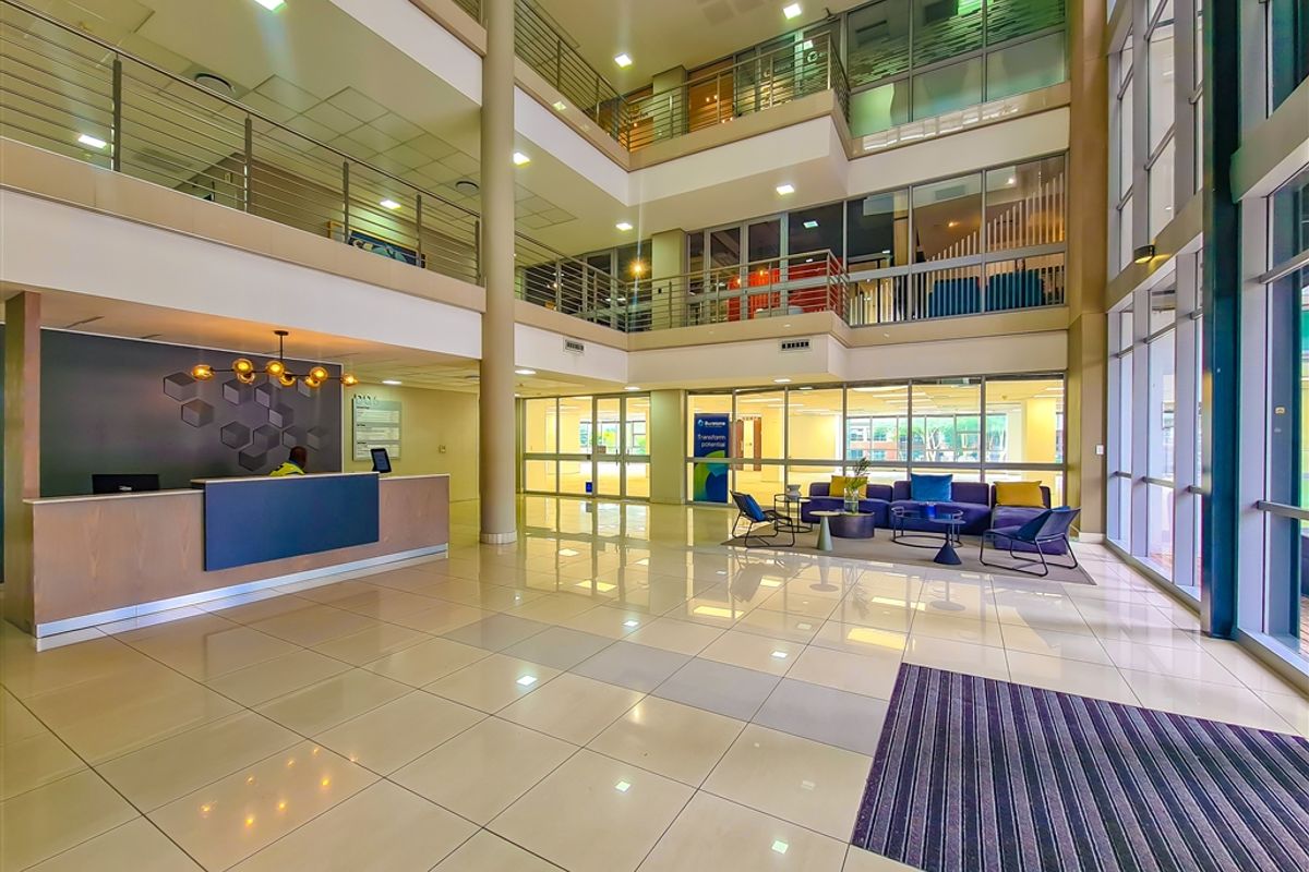 308m2 Office to Let in Design Quarter - Photo 4