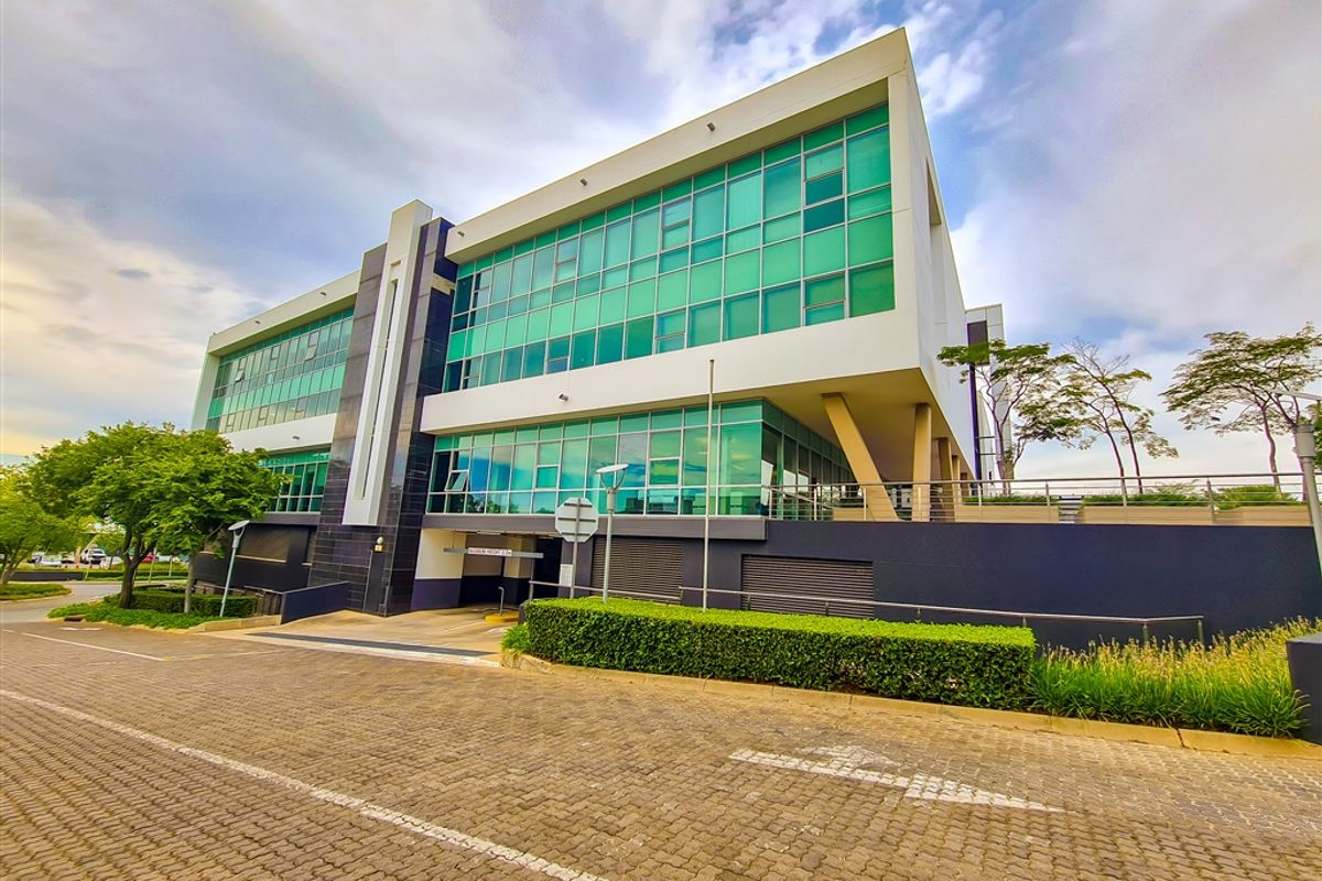 308m2 Office to Let in Design Quarter - Photo 3