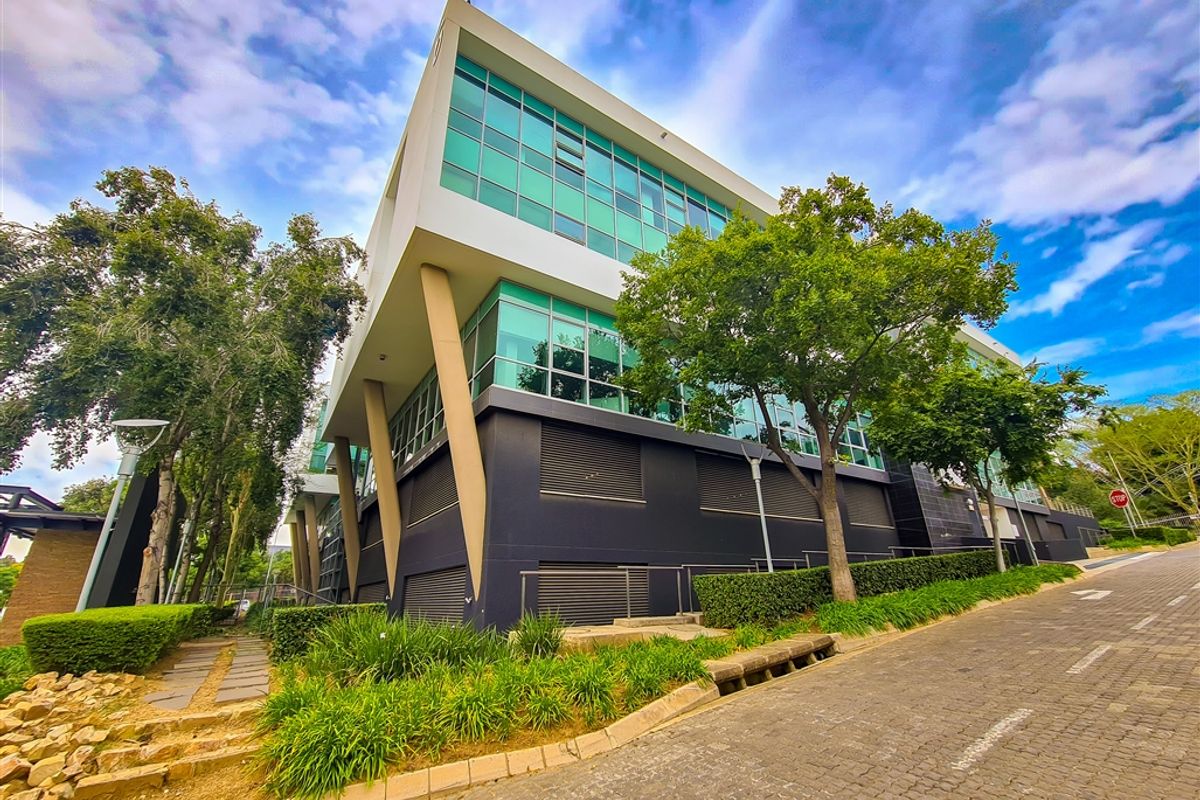 308m2 Office to Let in Design Quarter - Photo 2