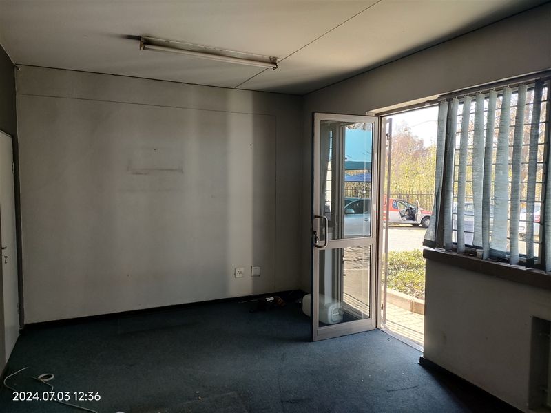 344m2  Warehouse  - TO LEASE in Strijdompark - Photo 2