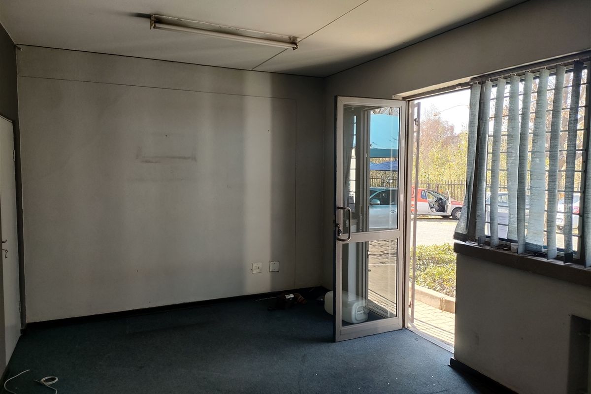 344m2  Warehouse  - TO LEASE in Strijdompark - Photo 2