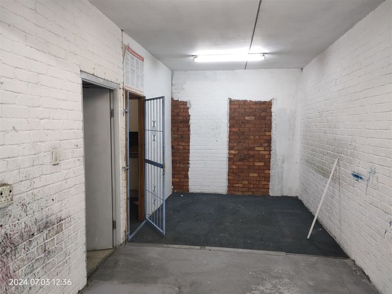 344m2  Warehouse  - TO LEASE in Strijdompark - Photo 4