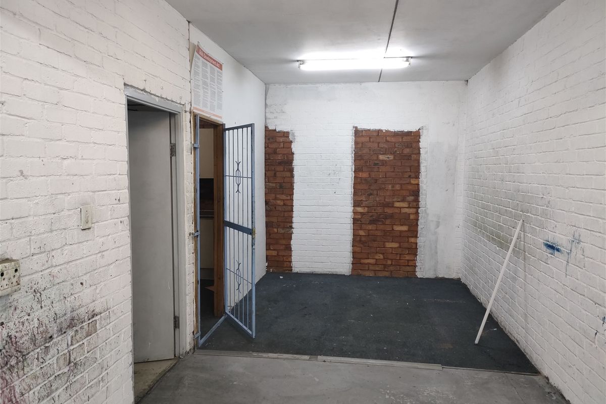 344m2  Warehouse  - TO LEASE in Strijdompark - Photo 4