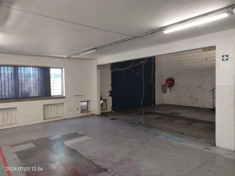 344m2  Warehouse  - TO LEASE in Strijdompark - Photo 6