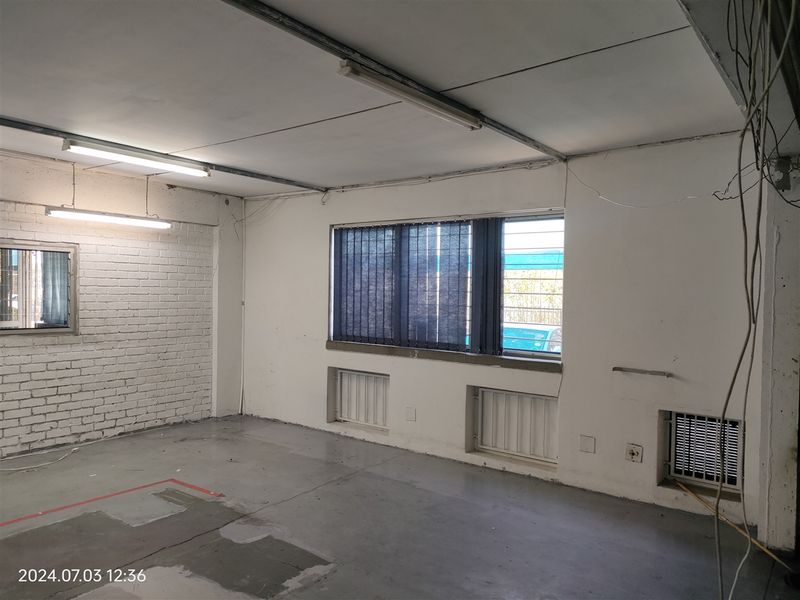 344m2  Warehouse  - TO LEASE in Strijdompark - Photo 9