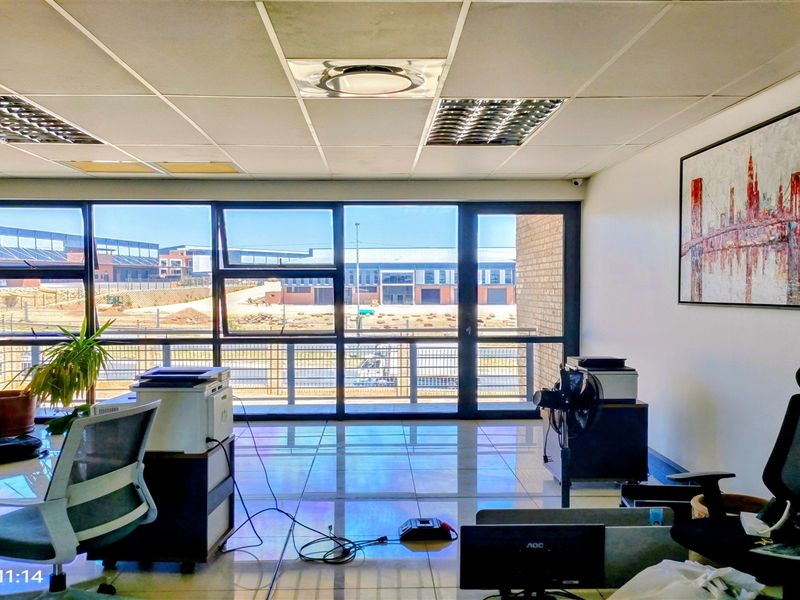 517m2  Warehouse  - TO LEASE - Photo 3