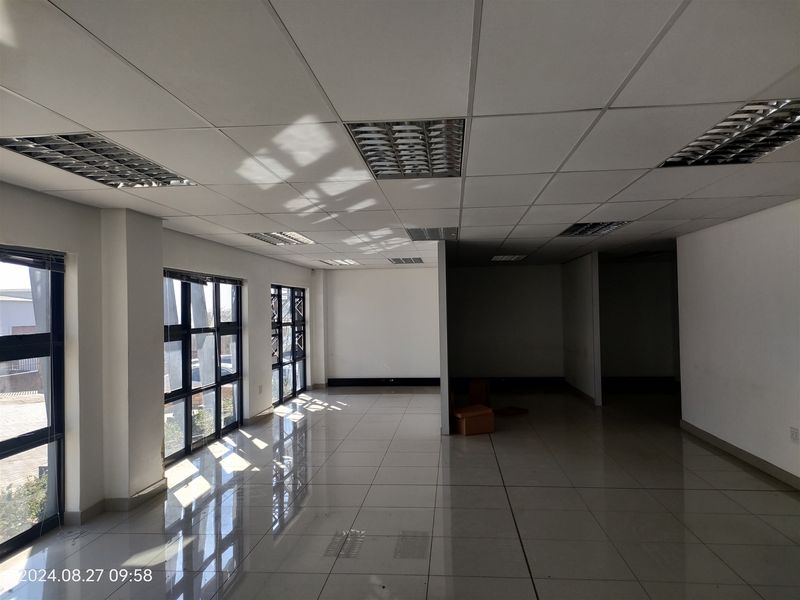 947m2  Warehouse  - TO LEASE or FOR SALE at R8 807 100,00 plus vat - Photo 9