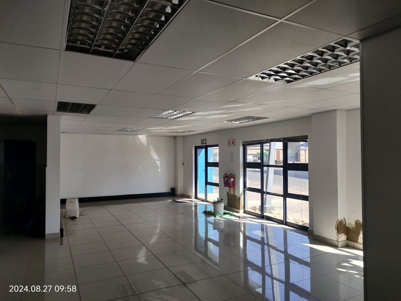 947m2  Warehouse  - TO LEASE or FOR SALE at R8 807 100,00 plus vat - Photo 8