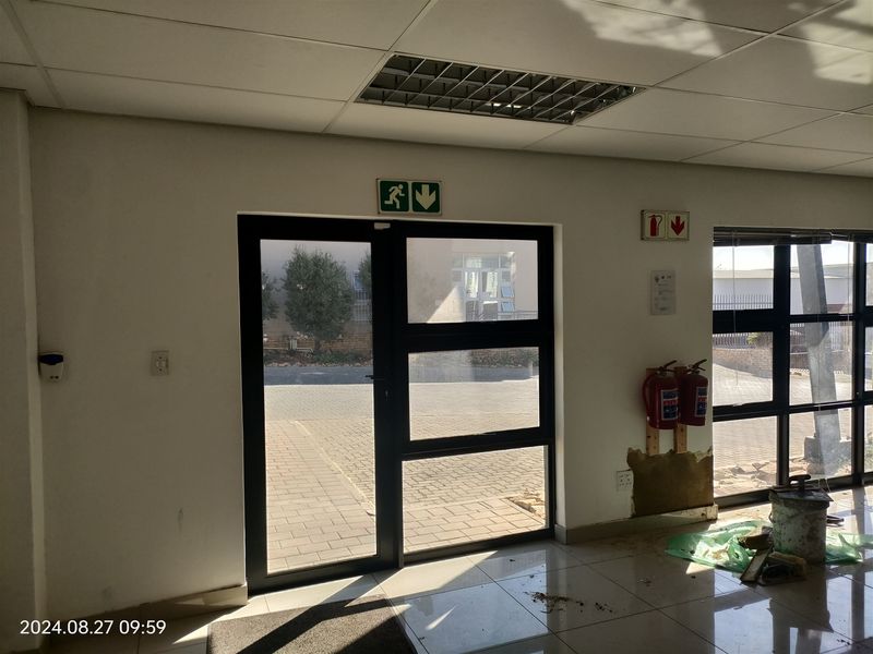 947m2  Warehouse  - TO LEASE or FOR SALE at R8 807 100,00 plus vat - Photo 10