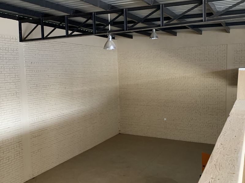 Warehouse to let in Pomona - Photo 6