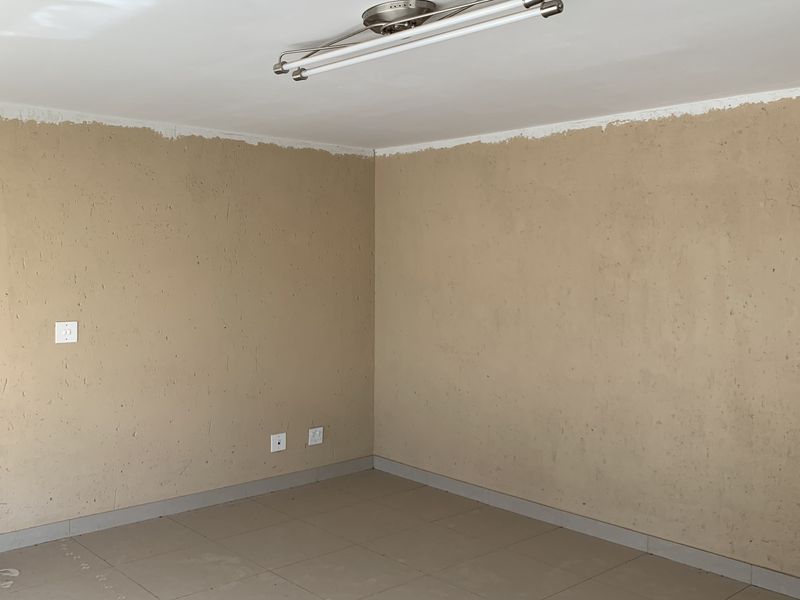 Warehouse to let in Pomona - Photo 3