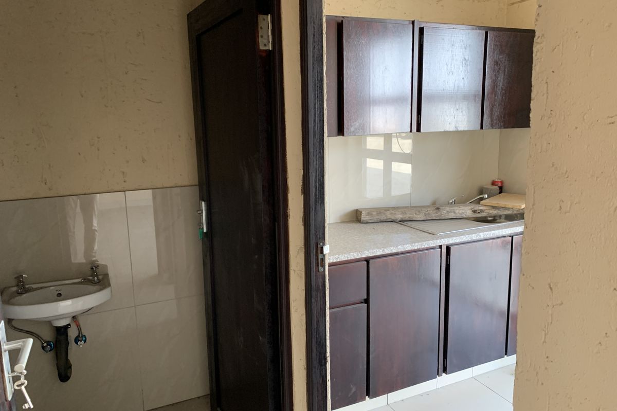 Warehouse to let in Pomona - Photo 4