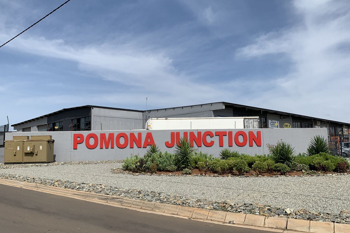 Warehouse to let in Pomona - Photo 2