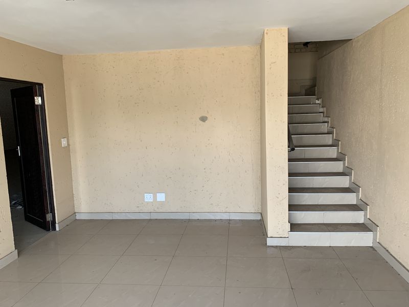 Warehouse to let in Pomona - Photo 3