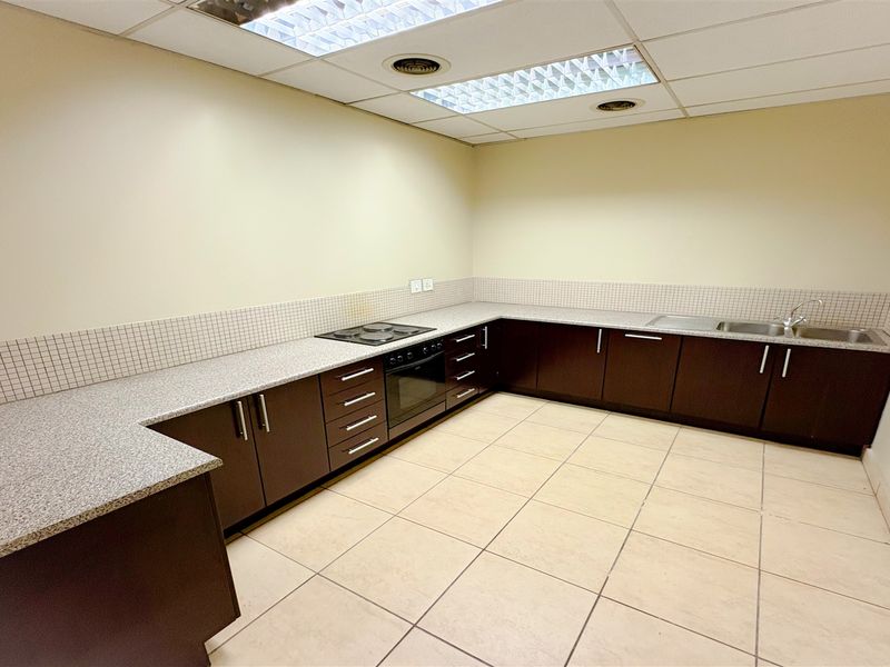 273m2 office space to let in Bedfordview - Photo 4