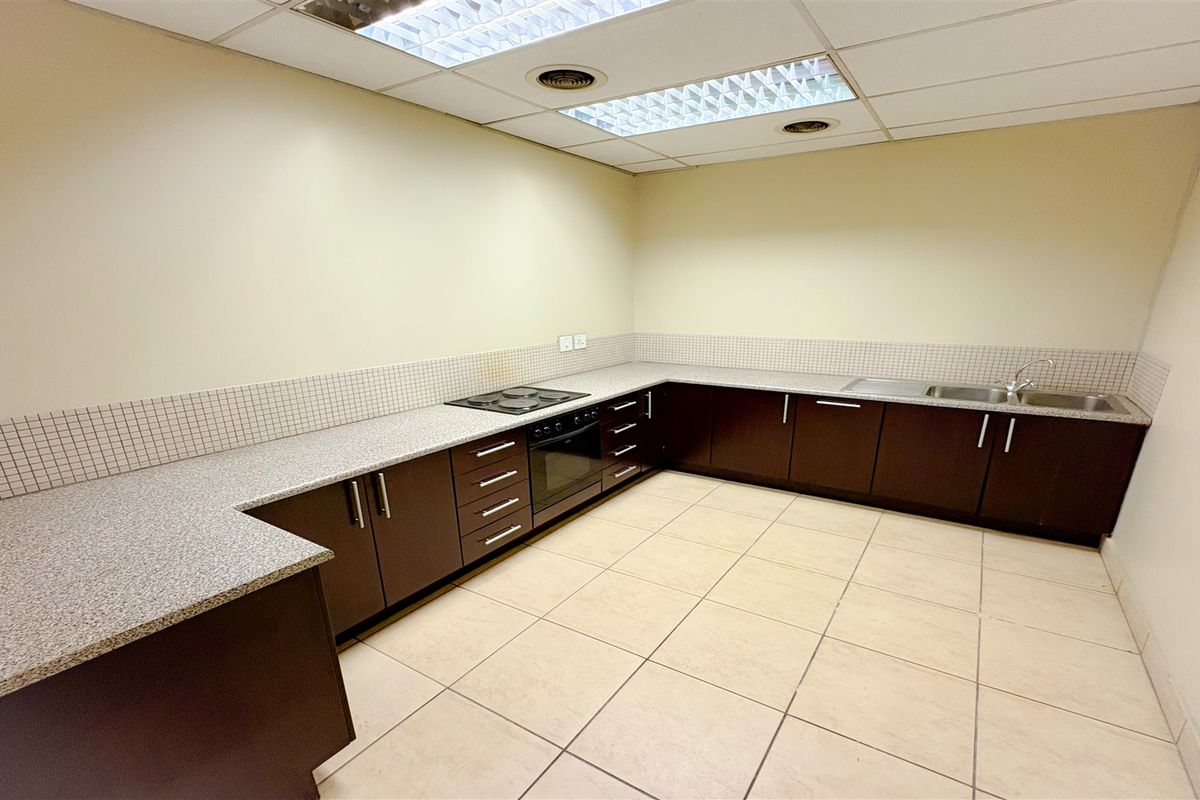 273m2 office space to let in Bedfordview - Photo 5