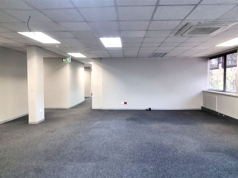 Office space to let on the Ground floor in The Woodlands Office Park - Photo 9