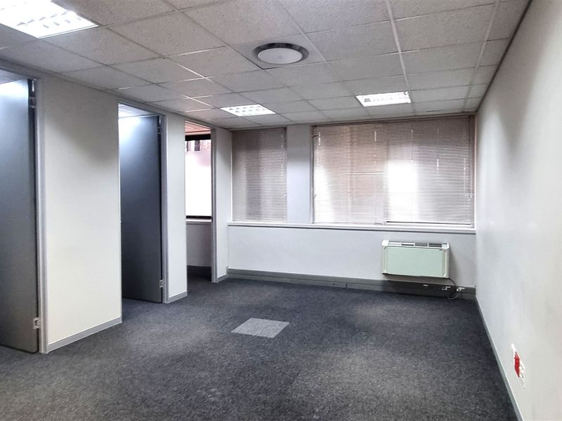 Office space to let on the Ground floor in The Woodlands Office Park - Photo 10