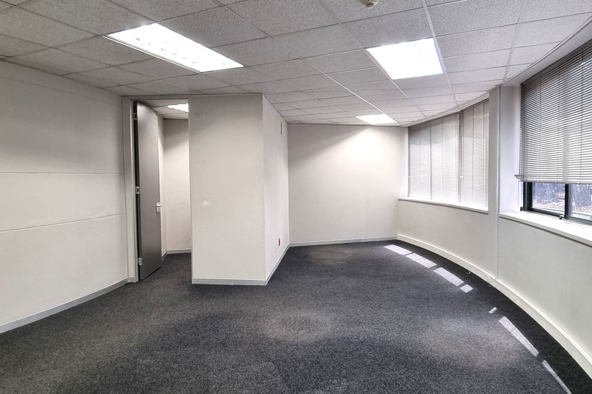 Office space to let on the Ground floor in The Woodlands Office Park - Photo 4