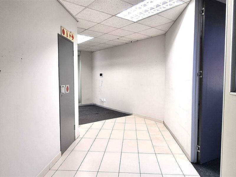 Office space to let on the Ground floor in The Woodlands Office Park - Photo 2