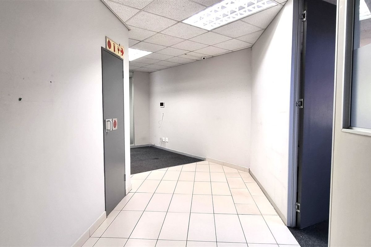 Office space to let on the Ground floor in The Woodlands Office Park - Photo 2