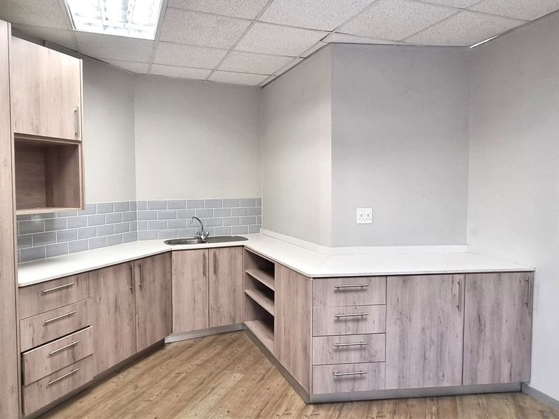 Office space to let on the Ground floor in The Woodlands Office Park - Photo 3