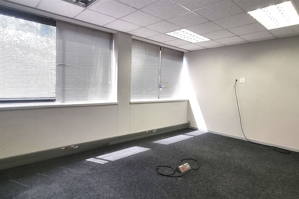 Office space to let on the Ground floor in The Woodlands Office Park - Photo 5