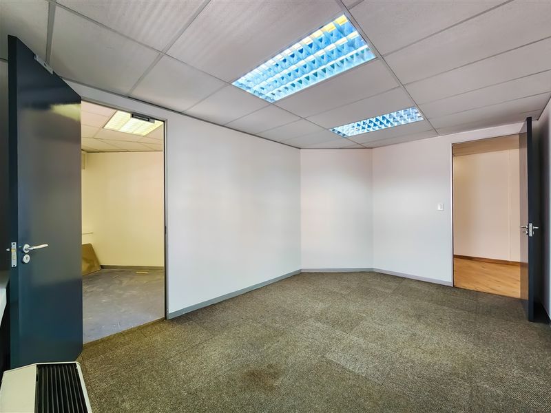 425m2 Ground Floor Office to Let in Fourways Golf Park - Photo 8