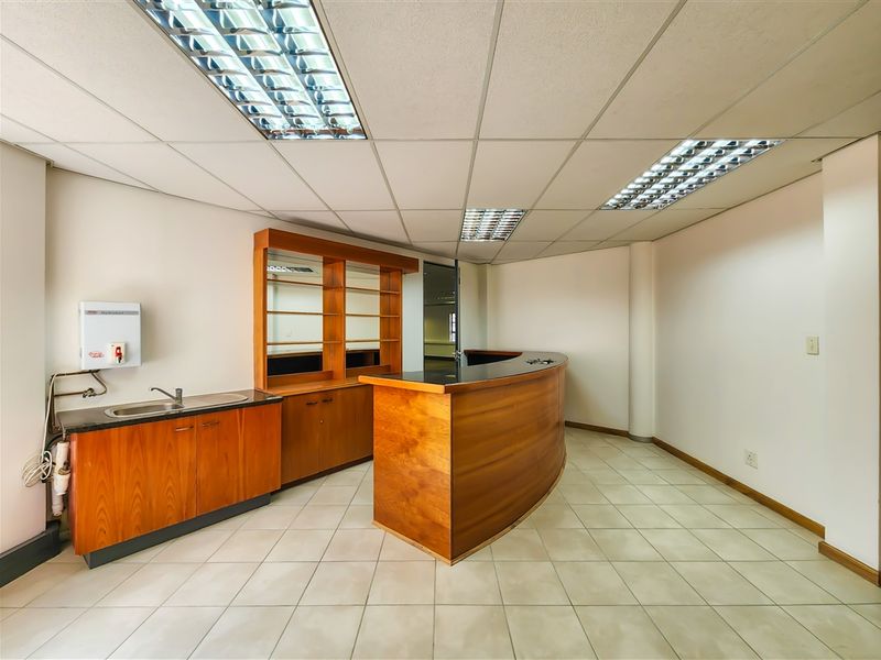 425m2 Ground Floor Office to Let in Fourways Golf Park - Photo 6