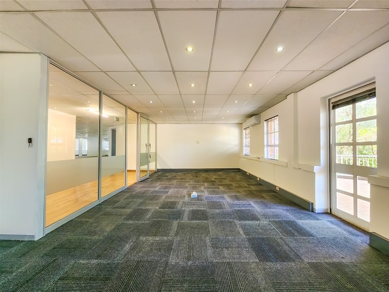 425m2 Ground Floor Office to Let in Fourways Golf Park - Photo 4
