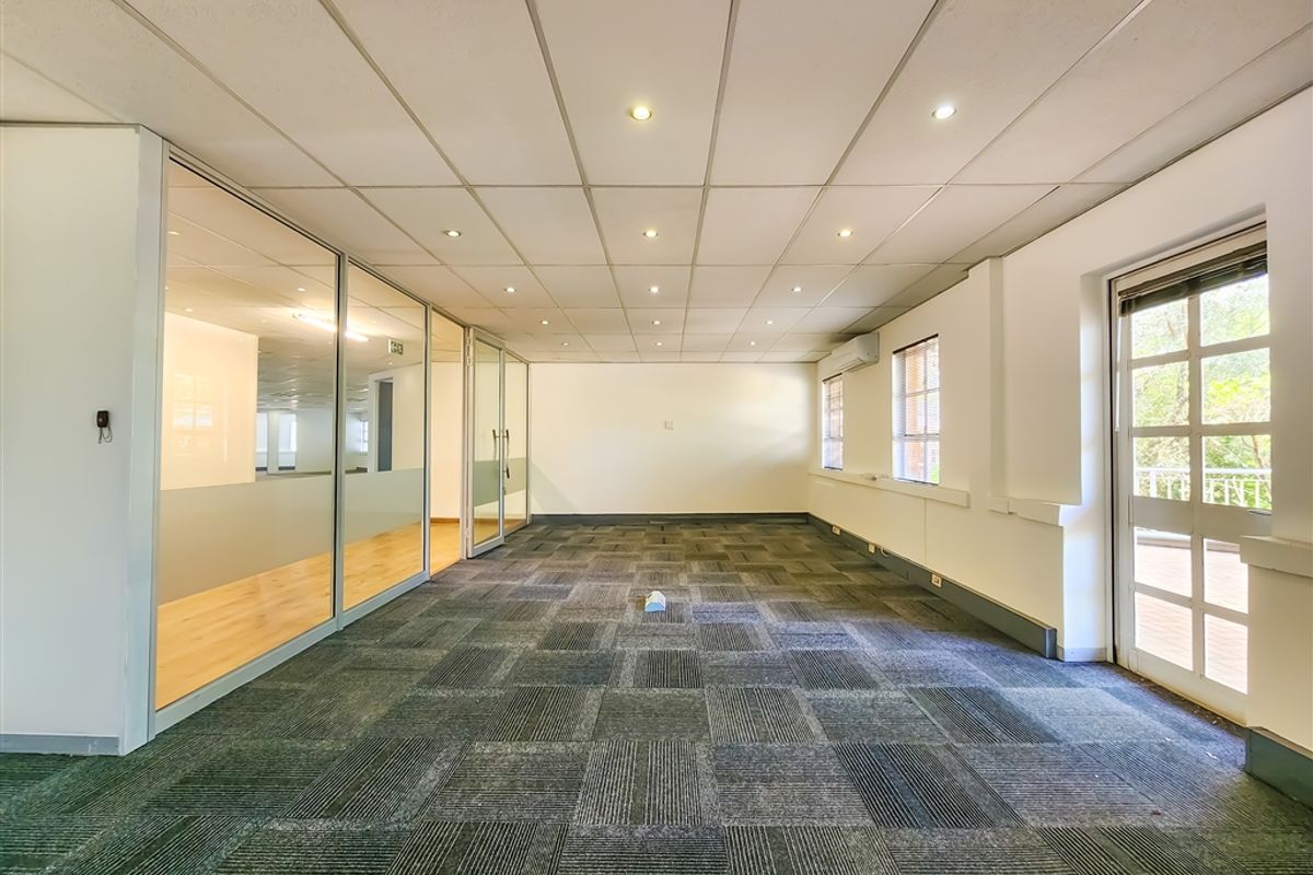 425m2 Ground Floor Office to Let in Fourways Golf Park - Photo 4