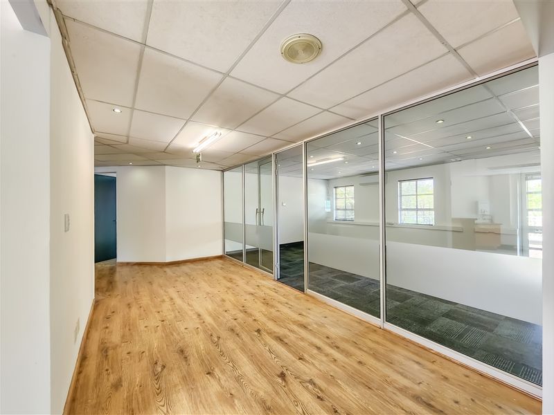 425m2 Ground Floor Office to Let in Fourways Golf Park - Photo 3