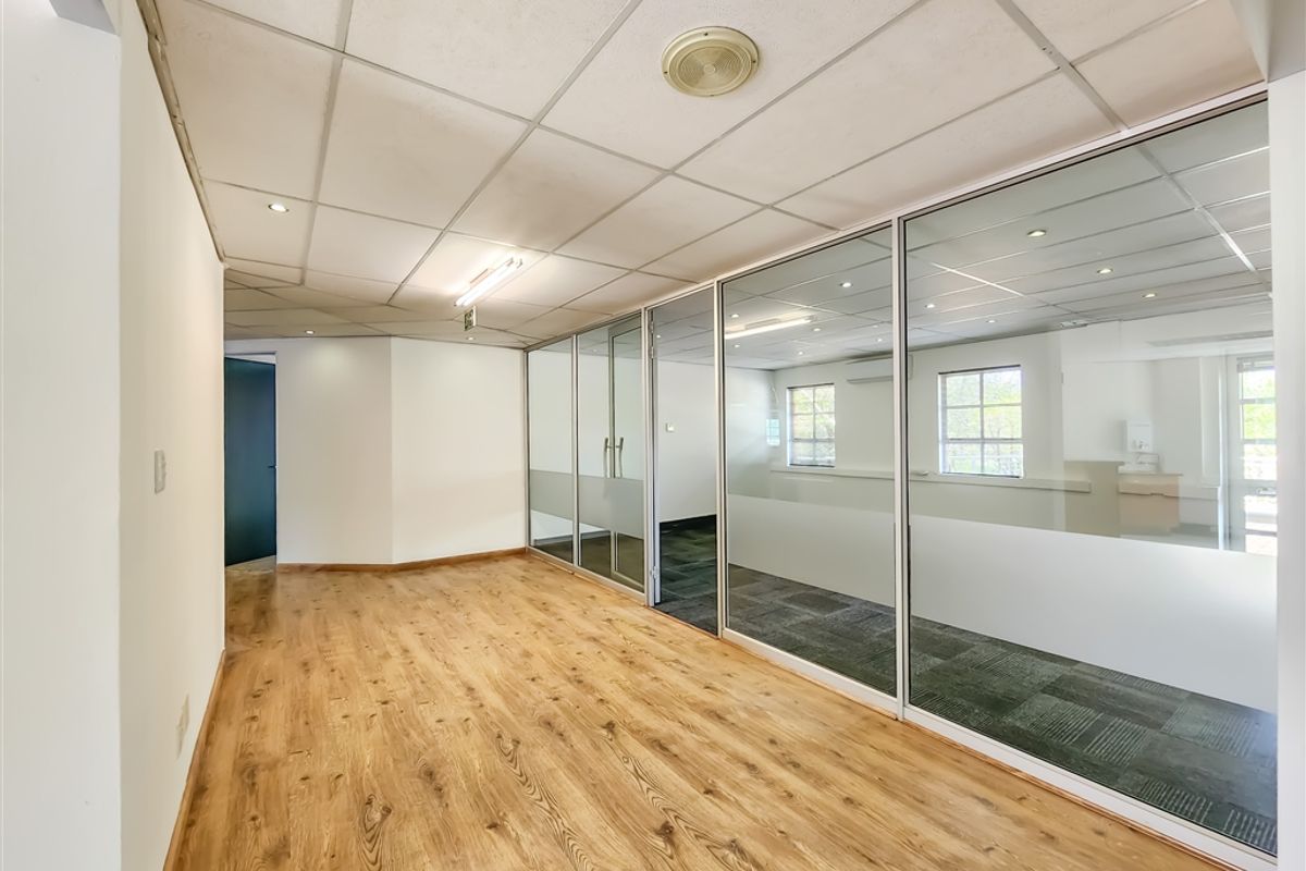 425m2 Ground Floor Office to Let in Fourways Golf Park - Photo 3