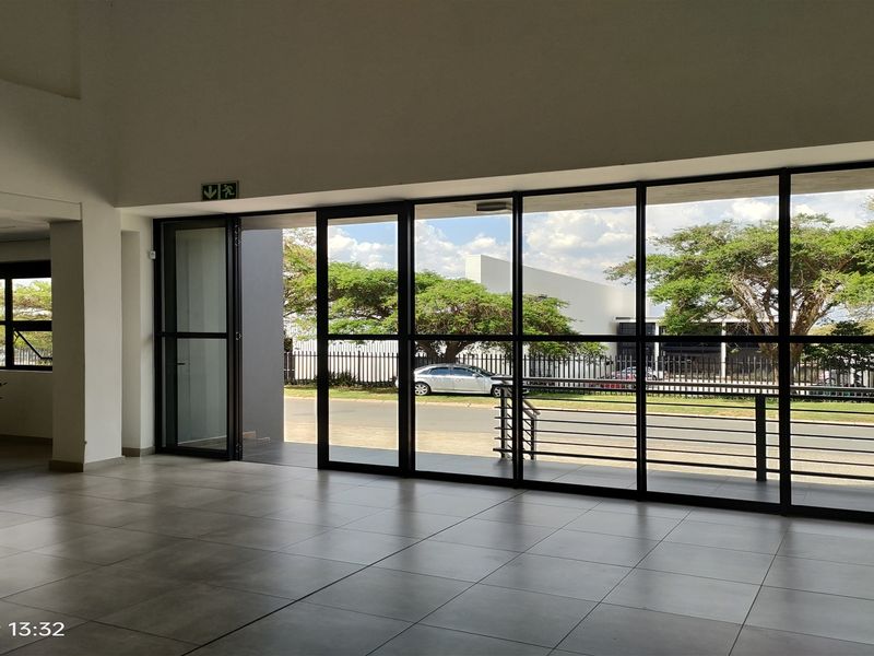 5024m2  Warehouse  - TO LEASE for R366 752.00 plus VAT - Photo 4