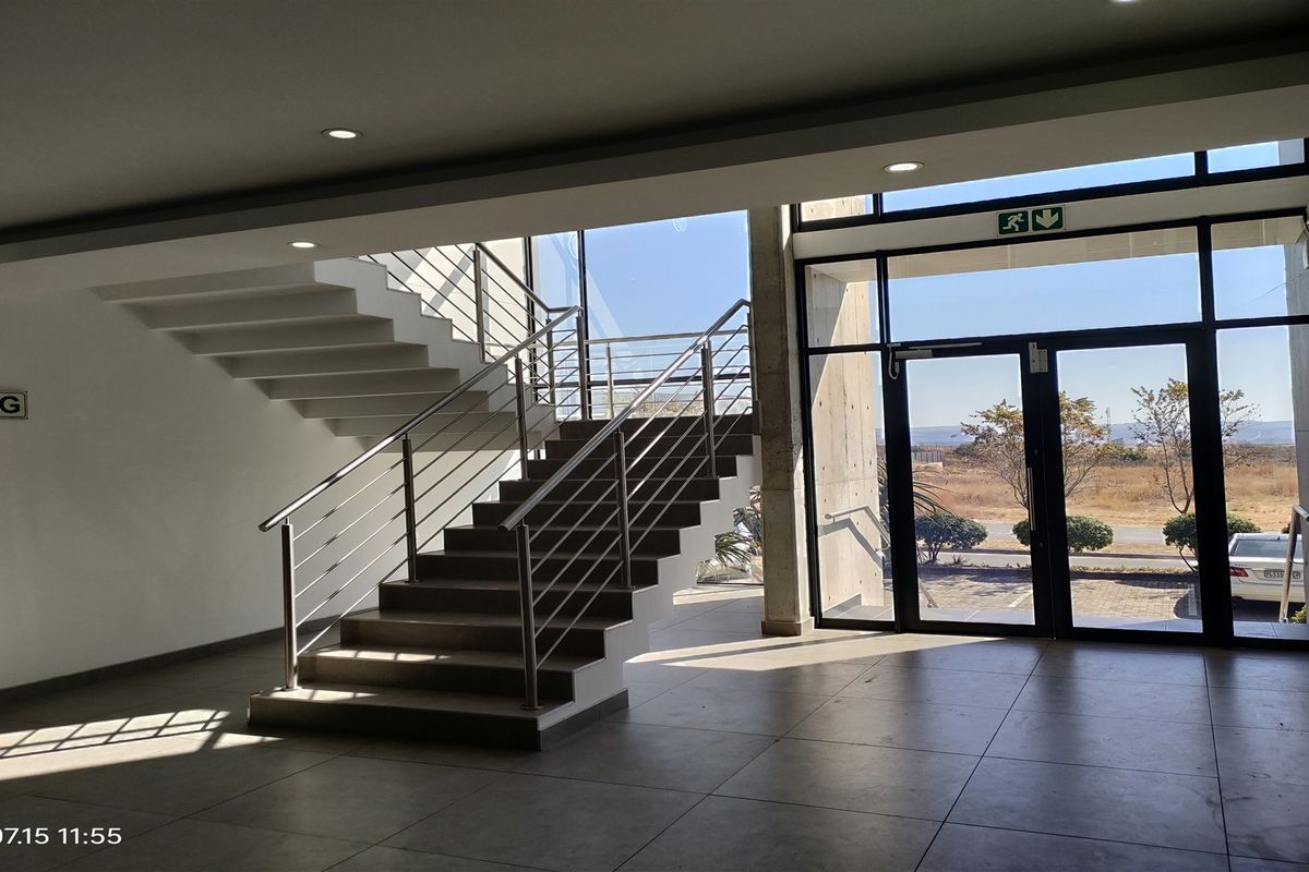 1122m2  Warehouse  - TO LEASE - Photo 5