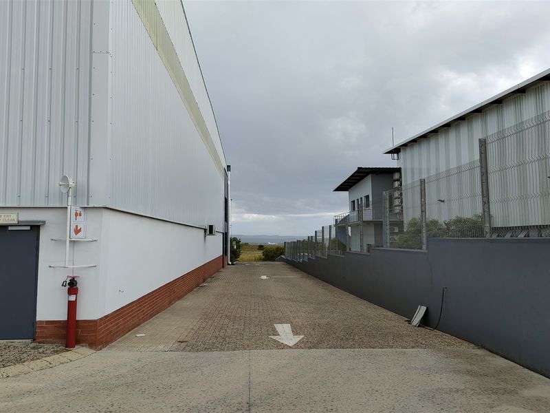 1122m2  Warehouse  - TO LEASE - Photo 3