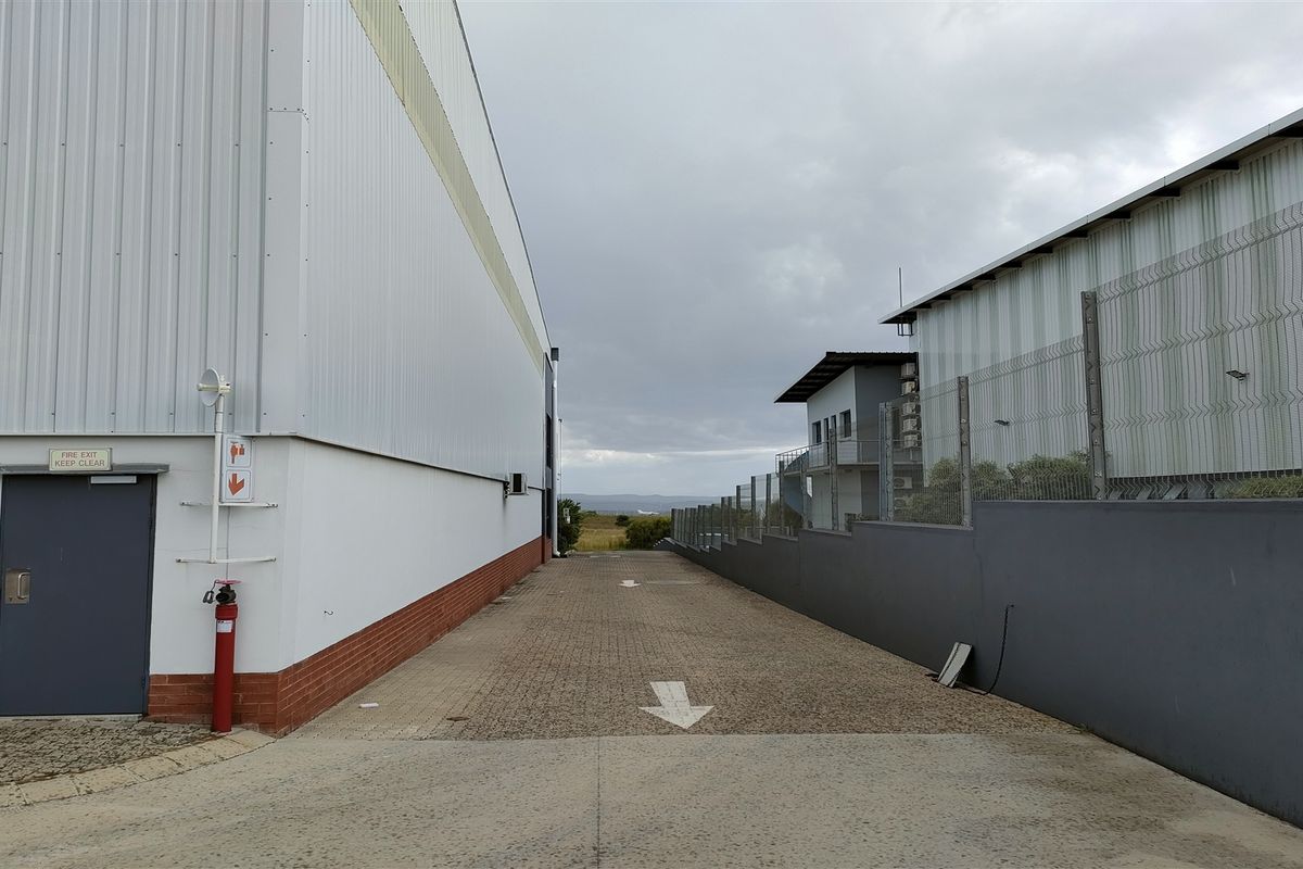 1122m2  Warehouse  - TO LEASE - Photo 3