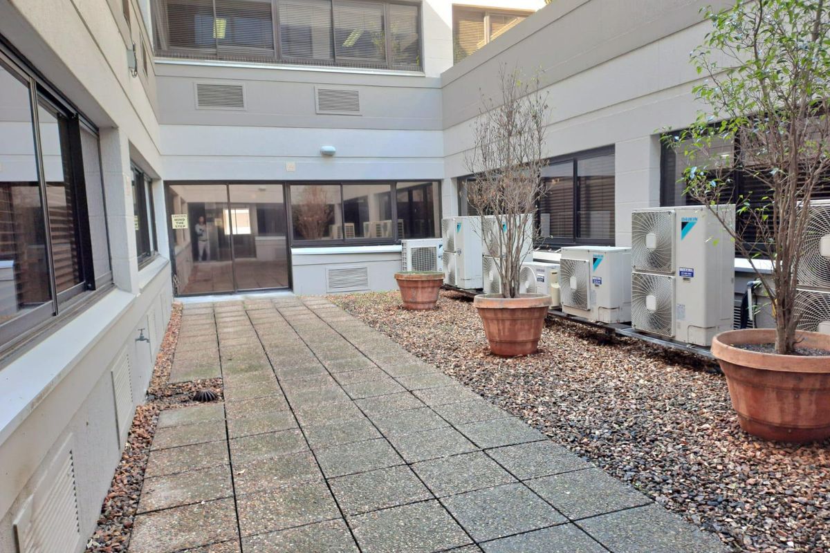 Spacious Ground Floor Office Space To Let In Golf Park 3 Pinelands - Photo 2