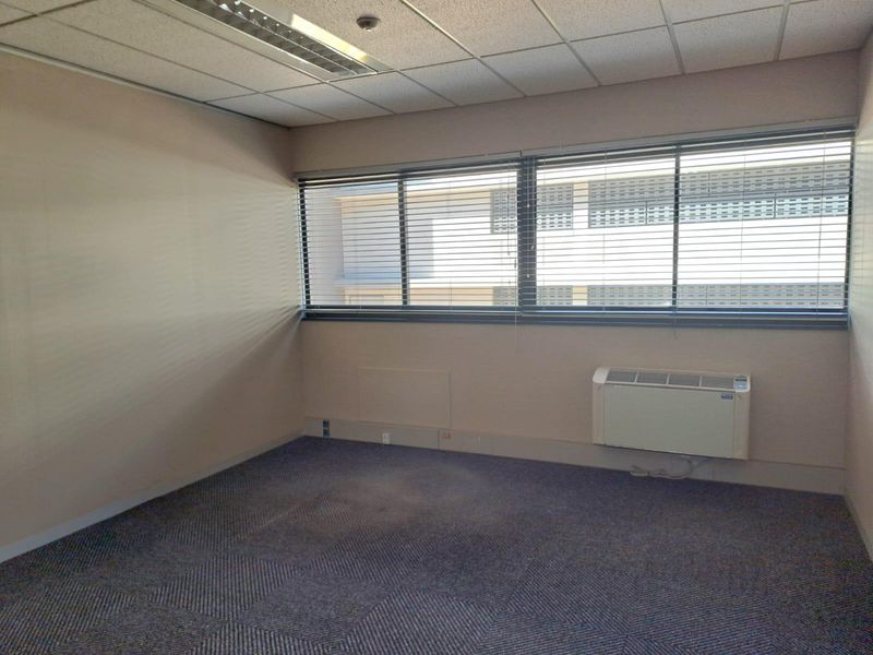 Spacious Ground Floor Office Space To Let In Golf Park 3 Pinelands - Photo 10